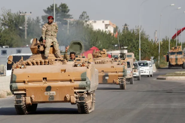 11 اکتوبر، 2019 میں شام کی اپوزیشن پارٹی کی فری سیریئن آرمی کے ارکان ترکی کے صوبے سانلیورفا کے سرحدی شہر جیلان بینار میں بکتر بند گاڑیاں چلاتے ہوئے (رائٹرز)