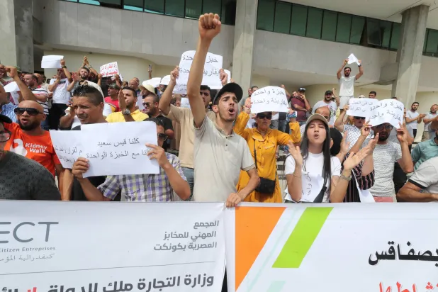 سبسڈی والا آٹا نہ ملنے کے خلاف بیکری مالکان کی جانب سے منعقد کیے گئے مظاہرے کا منظر (ای پی اے)