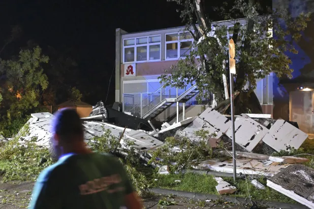 الأضرار تظهر أمام مبنى سكني بعد عاصفة شديدة  في براندنبورغ بألمانيا (أ.ب)