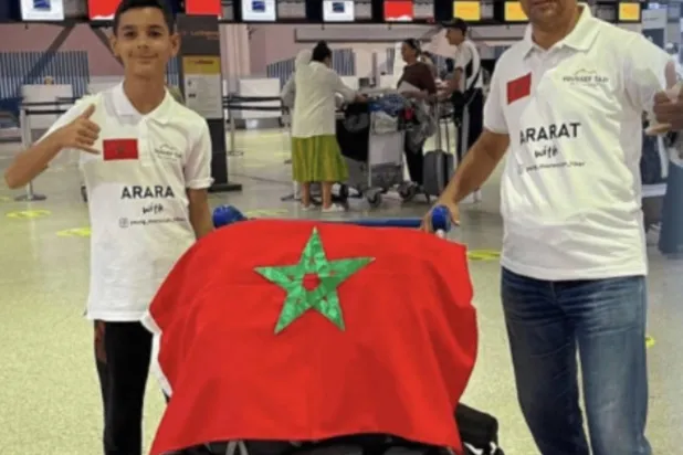 الفتى المغربي يوسف التازي مع والده في طريقهما إلى جبل أرارات (الشرق الأوسط)