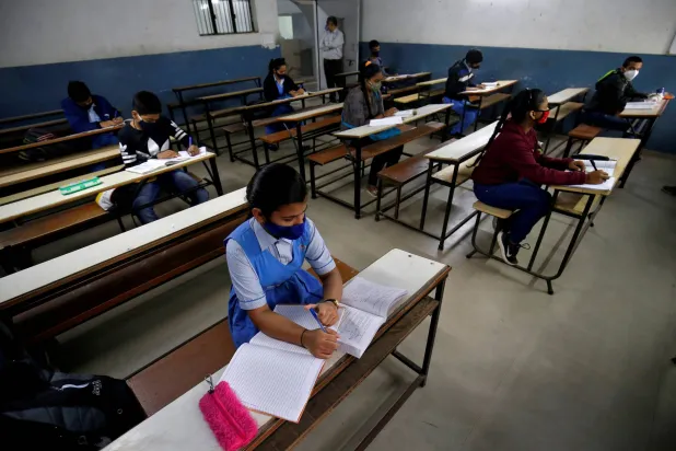 طلاب بإحدى مدارس أحمد آباد بالهند في 11 يناير 2021 (رويترز)