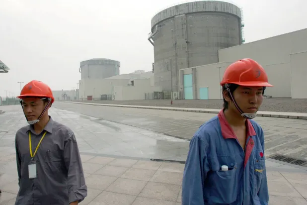 عمال صينيون يغادرون محطة طاقة نووية في الصين عام 2005 (أرشيفية - رويترز)