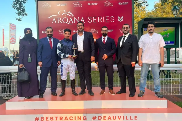 الأمير عبد الله بن خالد بن سلطان وعدد من منسوبي النادي في لقطة مع الميمونيّ بعد التتويج (الشرق الأوسط)