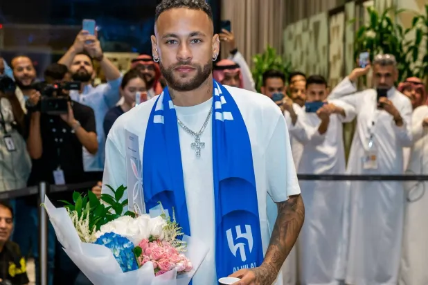 نيمار بعد لحظات من وصوله إلى مطار الرياض (نادي الهلال)