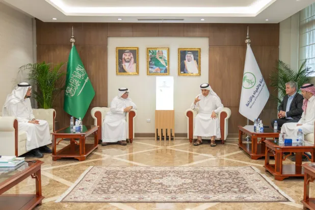 نشست مهندس عبد الرحمان الفضلی وزیر محیط زیست سعودی و نمایندگان مرکز ملی افزایش پوشش گیاهی در حاشیه راه اندازی برنامه پایش (الشرق الاوسط)