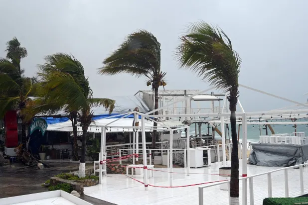 طلائع الإعصار «هيلاري» تضرب لوس كابوس في المكسيك (أ.ب)