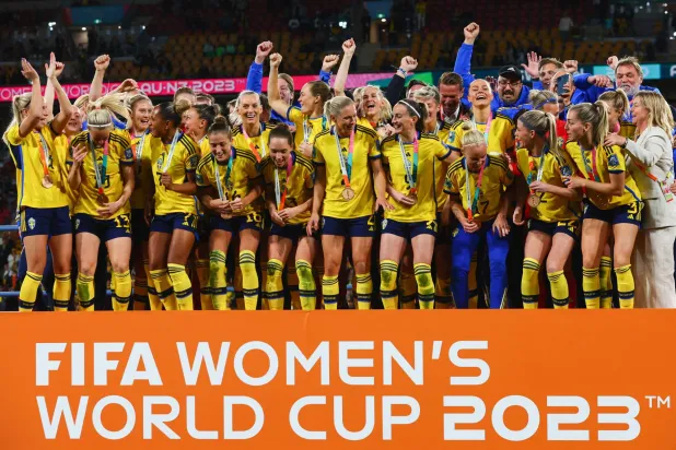 جانب من تتويج منتخب السويد بالمركز الثالث (أ.ف.ب)