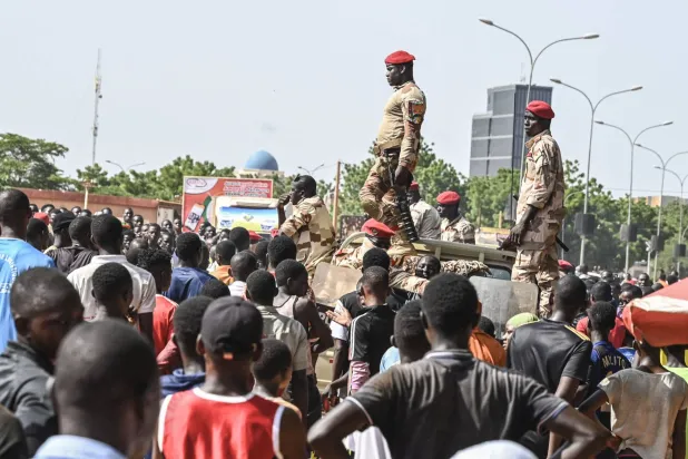تجمع في العاصمة النيجرية آلاف المتطوعين بالقرب من ملعب سيني كونتشي في وسط نيامي تلبية لدعوة أطلقتها منظّمات عديدة مؤيّدة للانقلابيين (أ.ف.ب)