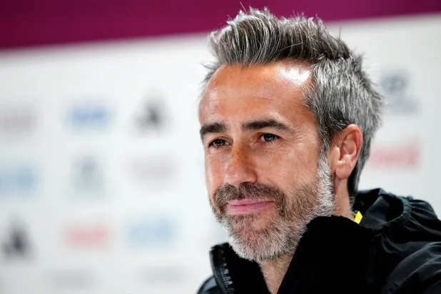 خورخي فيلدا مدرب منتخب إسبانيا للسيدات في المؤتمر الصحافي (د.ب.أ)