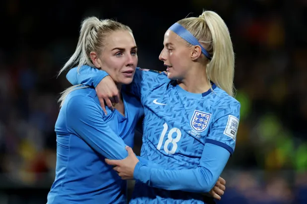 أليكس غرينوود يساراً تحتفل مع كيلي (رويترز)