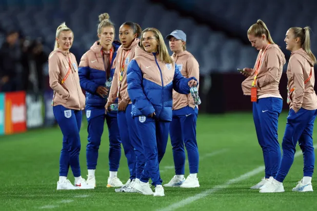 لاعبات إنجلترا قبل بدء التدريبات السبت (رويترز)