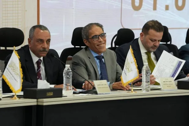 متحدث «الحركة المدنية» متوسطاً المنصة في إحدى جلسات «الحوار الوطني» التي شهدت مطالبات بالإفراج عن النشطاء المحبوسين (الحوار الوطني المصري «فيسبوك»)