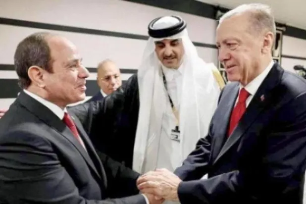 Mısır ve Türkiye cumhurbaşkanları, Dünya Kupası’nın açılışı sırasında Katar Emiri’nin yanında el sıkışırken (Mısır Cumhurbaşkanlığı)