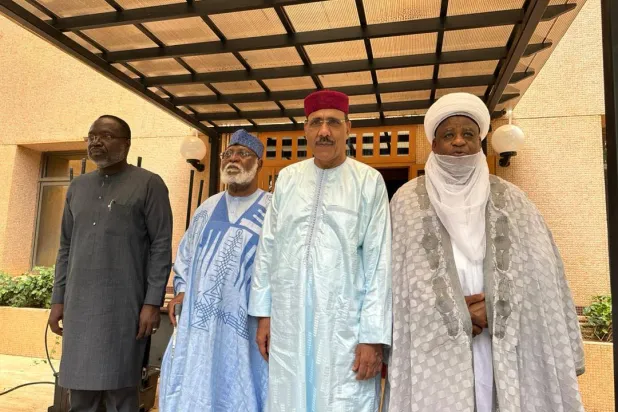 وفد من «إيكواس» يزور رئيس النيجر المحتجز محمد بازوم (حساب المتحدث باسم الرئاسة في النيجر على منصة إكس)