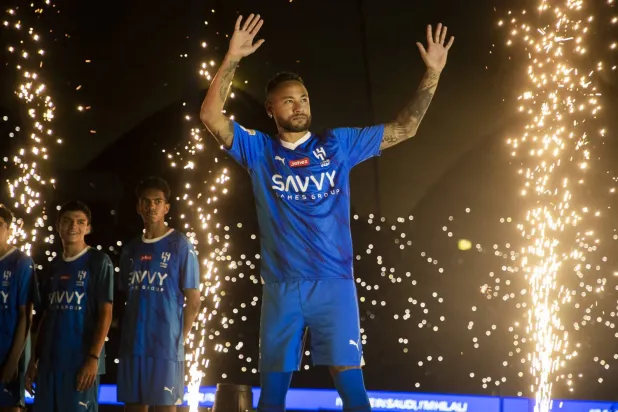 البرازيلي نيمار خلال حفل تقديمه لجماهير الهلال السعودي (تصوير: يزيد السمراني) 