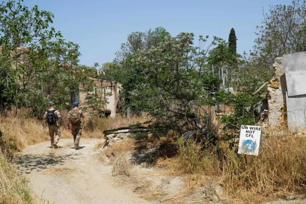 أفراد من قوة «الأمم المتحدة» لحفظ السلام في قبرص يقومون بدوريات داخل المنطقة العازلة (أ.ف.ب)