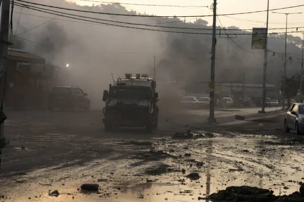 مغربی کنارے میں اسرائیلی فوج کی ایک گاڑی (اے پی)