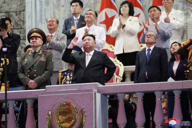 زعيم كوريا الشمالية ووزير الدفاع الروسي يشاهدان المسيرات الكورية الجديدة خلال عرض عسكري (وكالة أنباء كوريا الشمالية)