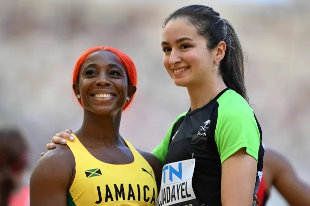 السعودية يارا أبو الجدايل مع النجمة الجامايكية شيلي (أ.ف.ب)