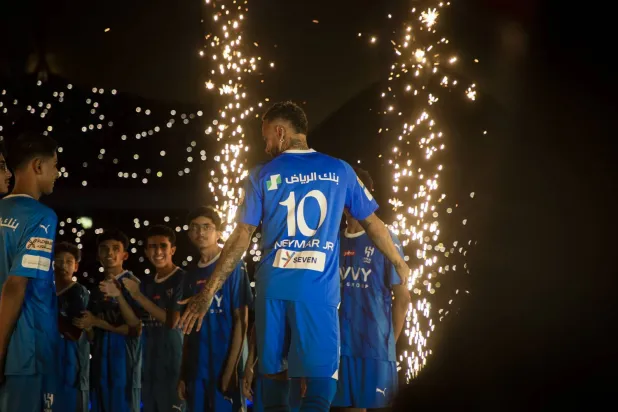 نیمار در حال ورود به زمین ورزشگاه بینالمللی ملک فهد ریاض (عکس: یزیدی السمرانی)