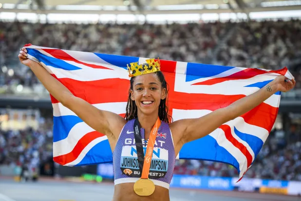 كاتارينا جونسون-تومسون أحرزت ذهبية السباعي بمونديال ألعاب القوى في المجر (إ.ب.أ)