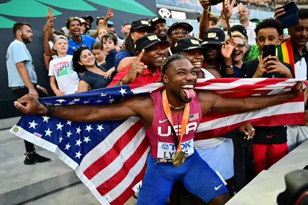 الأميركي نواه لايلز محتفلاً مع الجماهير بذهبية الـ100م في مونديال العالم لألعاب القوى (رويترز) 