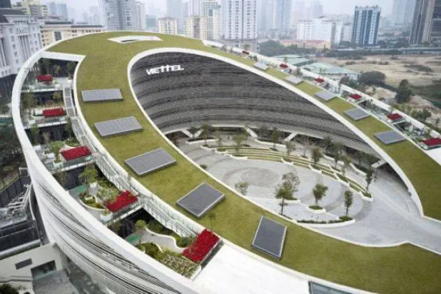 مبنى بسطح اخضر لمقر شركة "فيتيل" في فيتنام