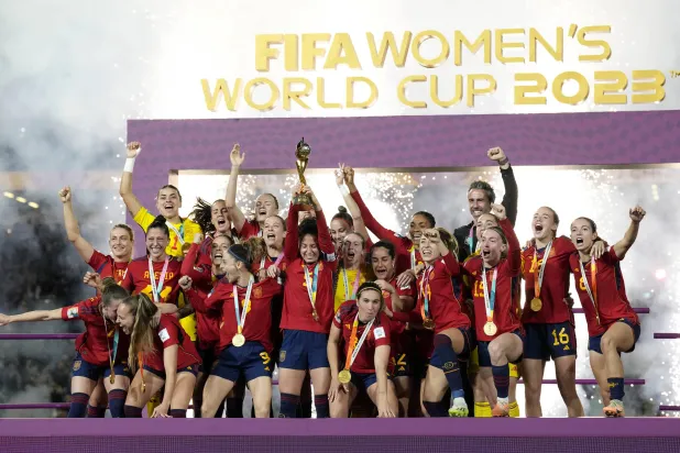 لاعبات المنتخب الاسباني خلال تتويجهن بلقب كأس العالم (أ.ب)