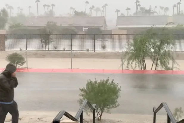 رياح قوية وأمطار غزيرة لدى وصول العاصفة المدارية «هيلاري» إلى مدينة كاتدرال سيتي في كاليفورنيا (رويترز)