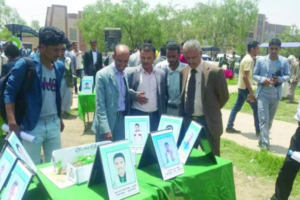 صنعاء یونیورسٹی میں حوثی باغیوں کے زیر اہتمام لڑائیوں میں مارے گئے حوثیوں کی تصویری نمائش (فیس بک)