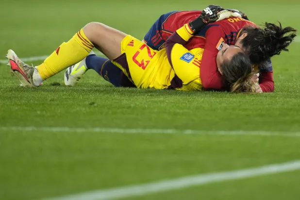 لحظات من السعادة بعد الفوز بالمونديال (أ.ب)