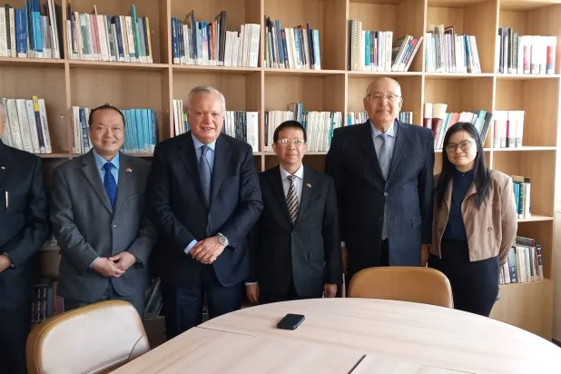 السفير محمد العرابي (وسط) خلال استقبال سفير فيتنام في القاهرة (المجلس المصري للشؤون الخارجية - منصة إكس)