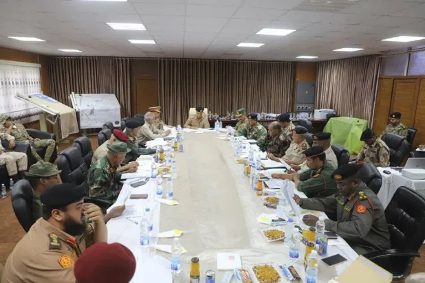 قيادات عسكرية تابعة لـ«الجيش الوطني» الليبي تدرس عملية تأمين الحدود (المتحدث باسم الجيش)