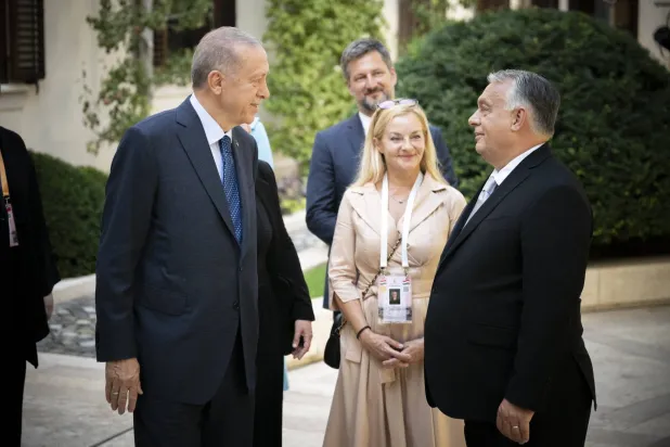 الرئيس التركي رجب طيب إردوغان مع رئيس الوزراء المجري (الهنغاري) فيكتور أوربان في بودابست الأحد (مكتب رئيس الوزراء المجري - أ.ف.ب)