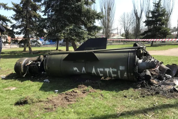 بقايا صاروخ روسي بالقرب من محطة سكة حديد نتيجة القصف الروسي في كراماتورسك بأوكرانيا في 8 أبريل 2022 (رويترز)