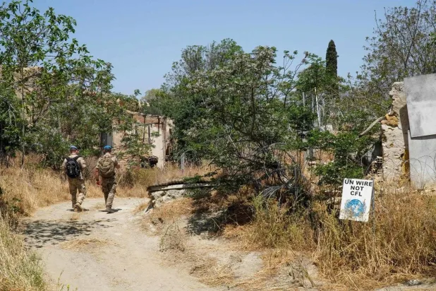 أفراد من قوة «الأمم المتحدة» لحفظ السلام في قبرص يقومون بدوريات داخل المنطقة العازلة (أ.ف.ب)