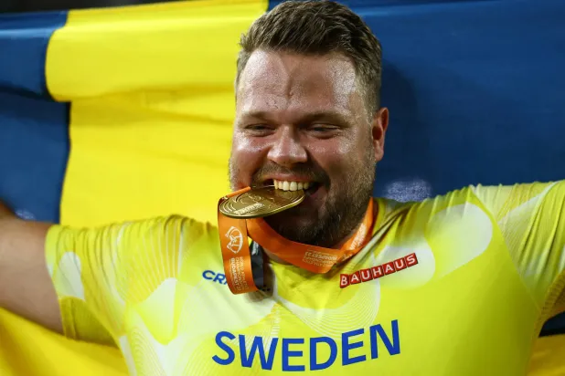 شتال يحتفي بذهبية رمي القرص (رويترز)