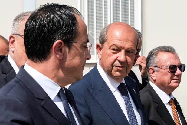 الرئيس القبرصي - اليوناني نيكوس أناستاسيادس والرئيس القبرصي - التركي إرسين تاتار (أ.ف.ب)