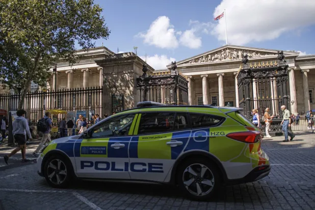سيارة شرطة خارج مقر المتحف البريطاني (إ.ب.أ)