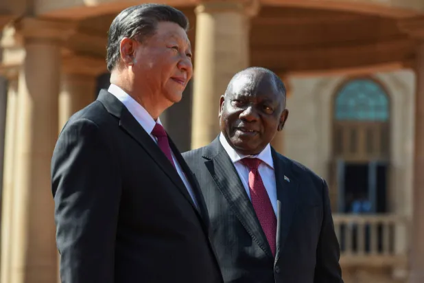 رئيس جنوب أفريقيا سيريل رامافوزا يرحب بالرئيس الصيني شي جينبينغ في «مباني الاتحاد» قبل الكلمات الافتتاحية لاجتماع الاقتصادات الناشئة لدول «بريكس» في بريتوريا 22 أغسطس 2023 (رويترز)