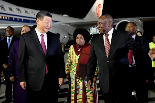 رئيس جنوب أفريقيا خلال استقباله مساء الاثنين نظيره الصيني لحضور قمة «بريكس» (رويترز)
