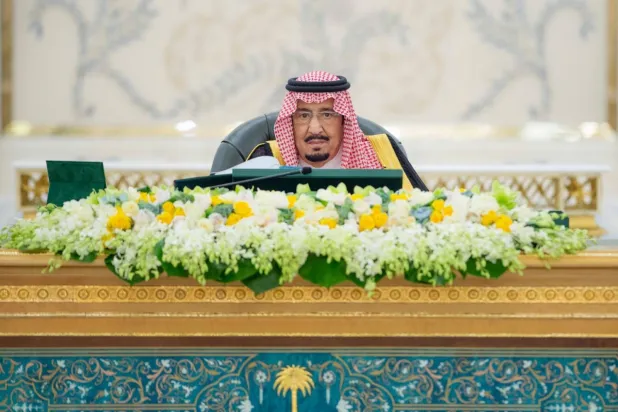 خادم الحرمين الشريفين الملك سلمان بن عبد العزيز مترئساً جلسة مجلس الوزراء في قصر السلام بجدة الثلاثاء (واس)