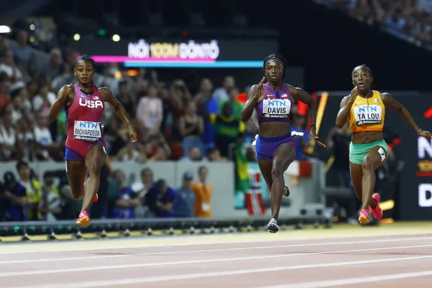 موجة الحر تسببت في نقل تصفيات السيدات إلى الفترة المسائية (رويترز)