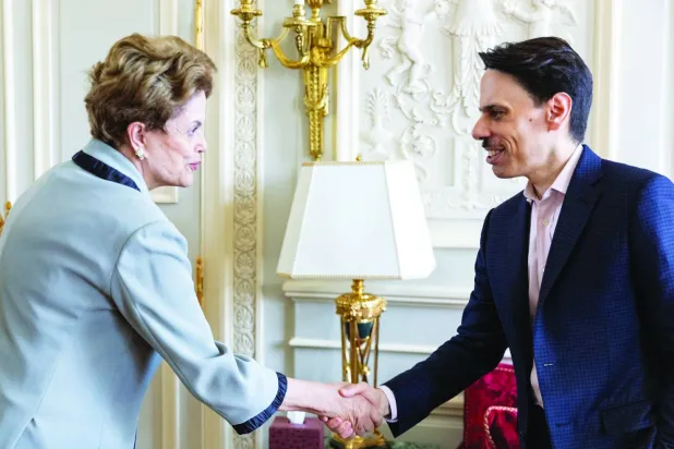 الأمير فيصل بن فرحان وزير الخارجية السعودي وديلما روسيف رئيسة بنك التنمية في «بريكس» خلال اجتماع بباريس في يونيو الماضي (واس)