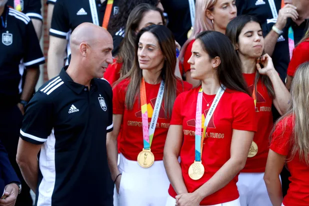 روبياليس يتحدث مع لاعبتين في المنتخب الإسباني خلال حفل التكريم (إ.ب.أ)