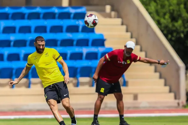 بنزيمة طالب بمنحه شارة القيادة (نادي الاتحاد)