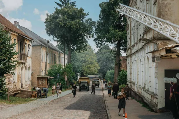 تظهر هذه الصورة التي التُقطت في 14 يوليو 2023 ممثلين يلعبون أدوارهم في موقع تصوير فيلم في بلدة جيليزنودوروجني بمنطقة كالينينغراد في روسيا (أ.ف.ب)