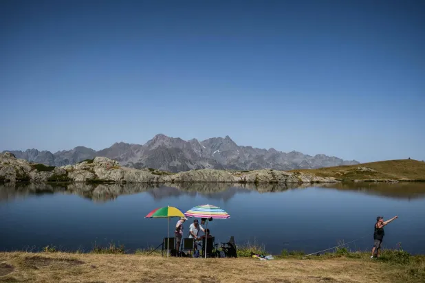 الفرنسيون هربوا من حرارة الأرض إلى جبال الألب (أ.ف.ب)