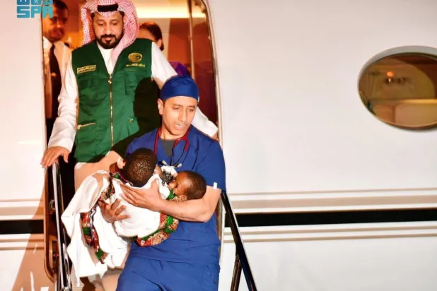 إنزال التوأم السيامي التنزاني من طائرة الإخلاء الطبي بعد وصولهما إلى الرياض (واس)