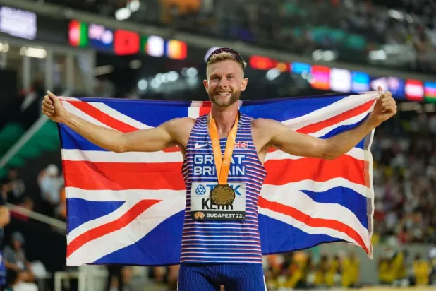 كير يصعق إنجبريغستن ليفوز بسباق 1500 متر